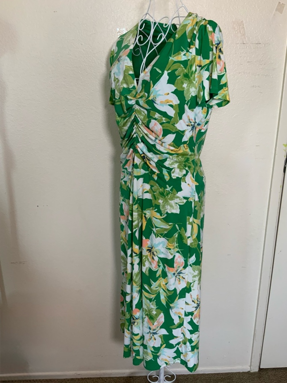 Maggy London Green Floral Ruched V‑Neck Midi Dress - Picture 6 of 9